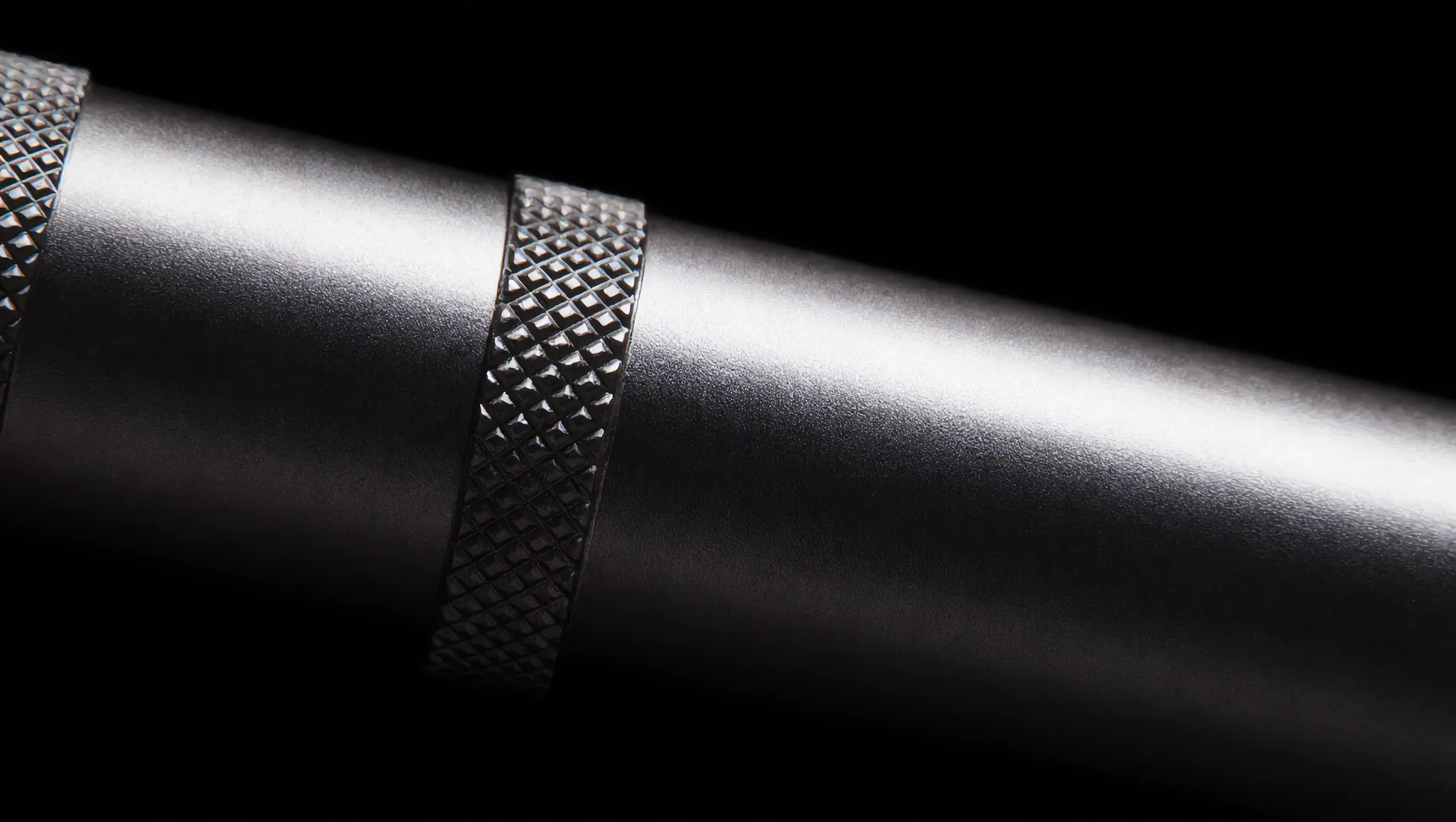 Macro of the diamond knurling band and the machining marks beside it.